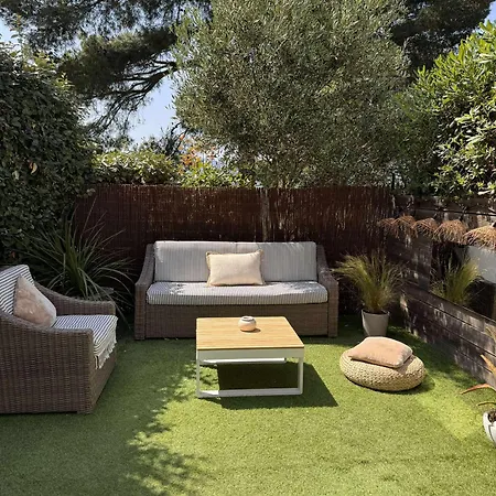 Holidays Font Mourrier